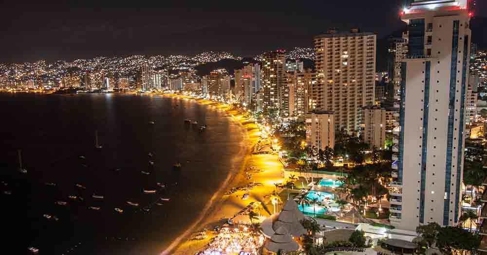Acapulco - Blick auf die Strandpromenade bei Nacht