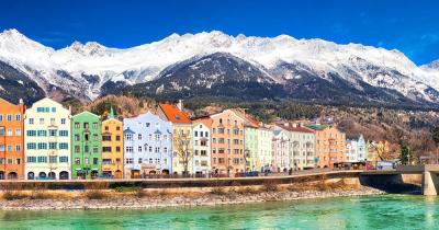 Innsbruck - Altstadt im Alpenpanorama