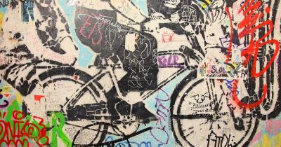 East Side Gallery - Kunstwerk mit Fahrrad