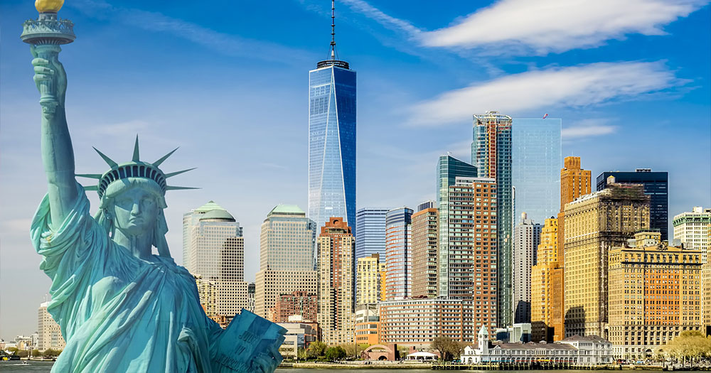 New York City - Die Freiheitstatue vor der Skyline von New York