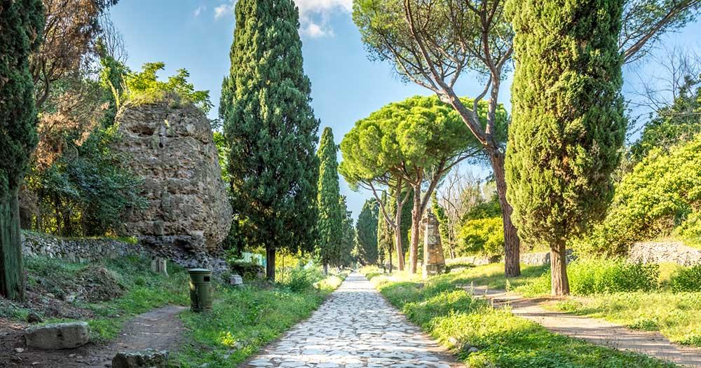 Via Appia Antica - von Bäumen gesäumt