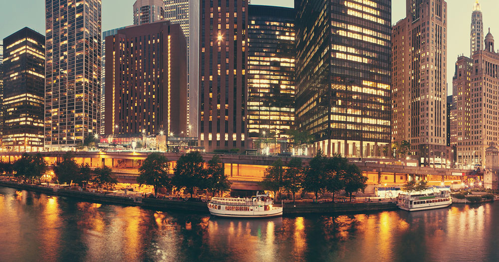 Chicago - Blick auf die Stadt und den Chicago River bei Nacht