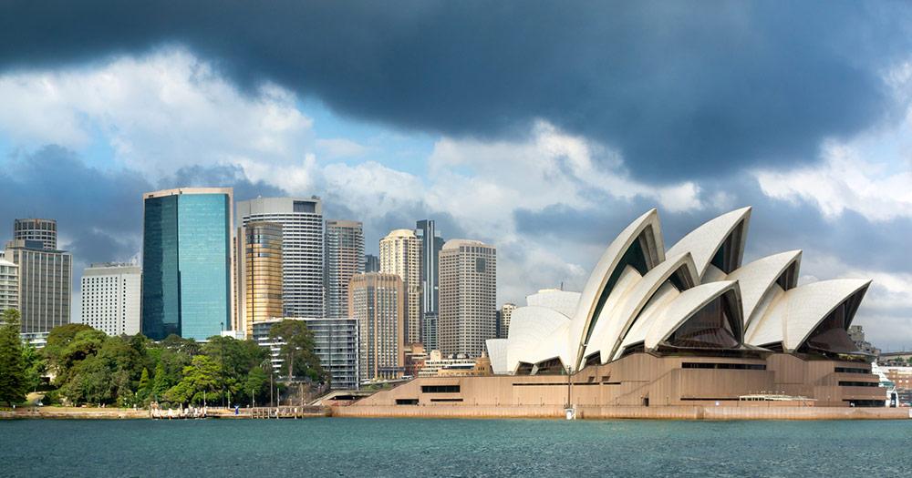 Opernhaus Sydney - dunkle Wolken über der Oper