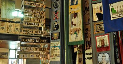 District Six Museum - alte Straßenschilder
